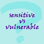 słowa sensitive i vulnerable z ozdobnym znakiem zapytania